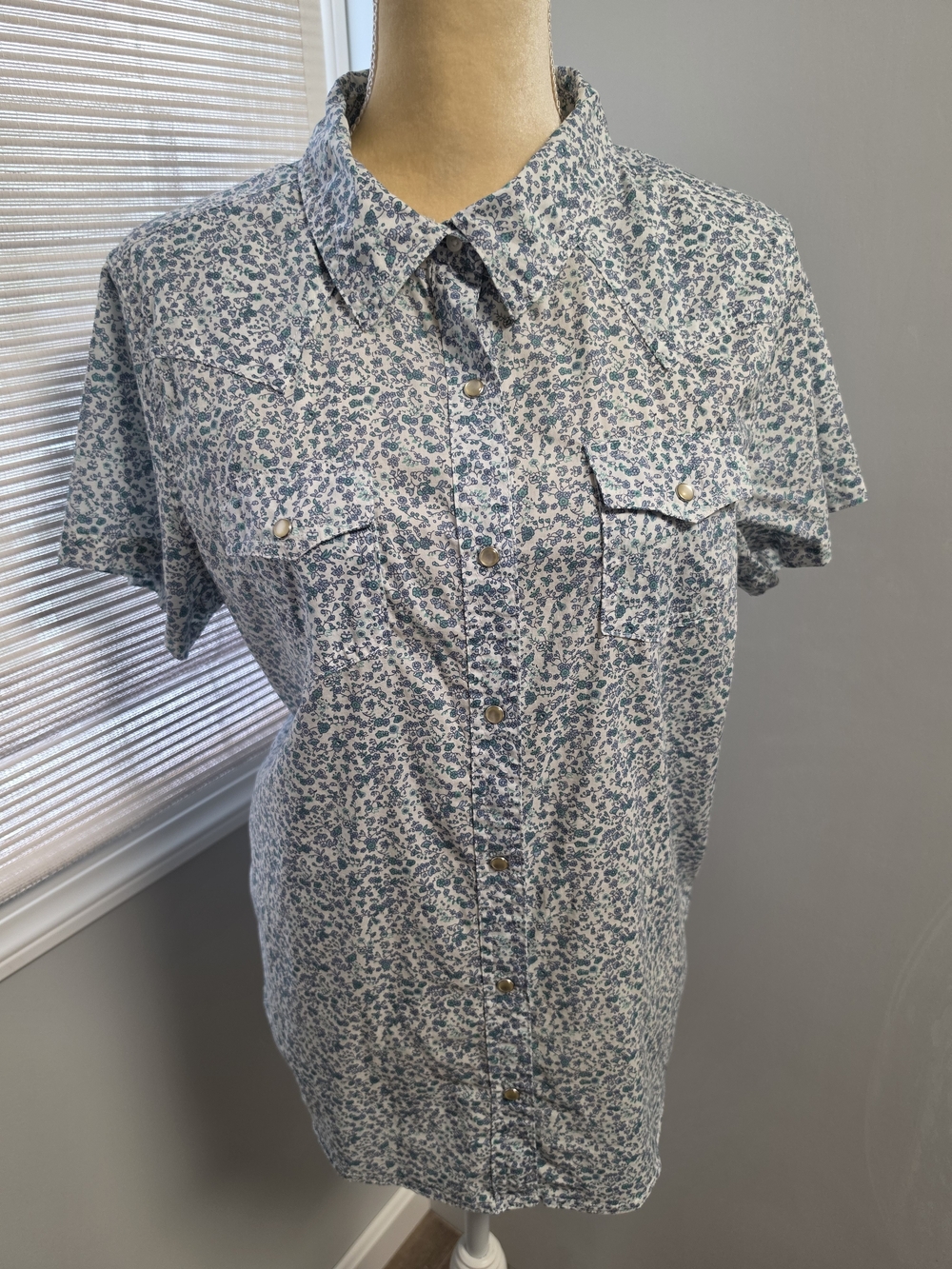 Wrangler Wrancher Western Shirt Large Pearl Snaps Blue Floral Short Sleeve EUC